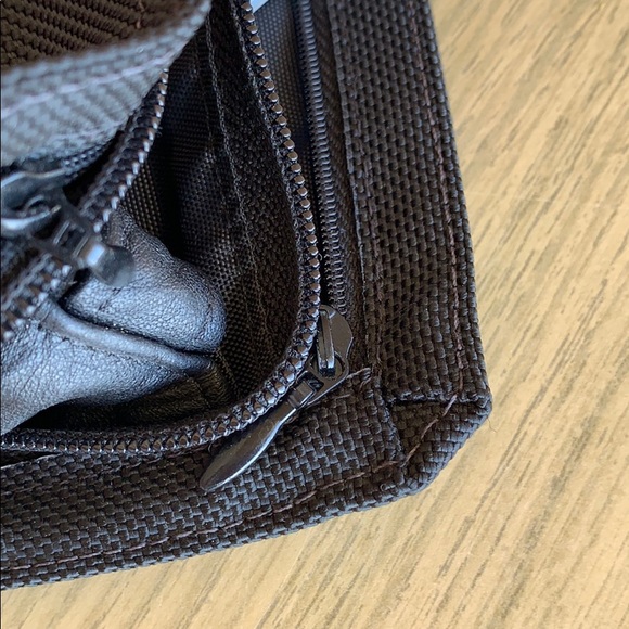 Thin zippered 3-pocket lined portfolio - Picture 5 of 9